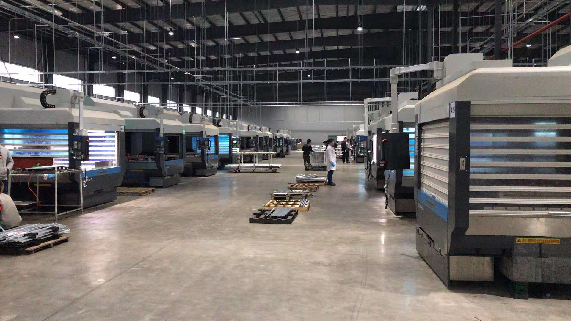 深圳精雕/大型非標精雕機出貨50臺，售后人員已調試到位，客戶已經順利生產了。