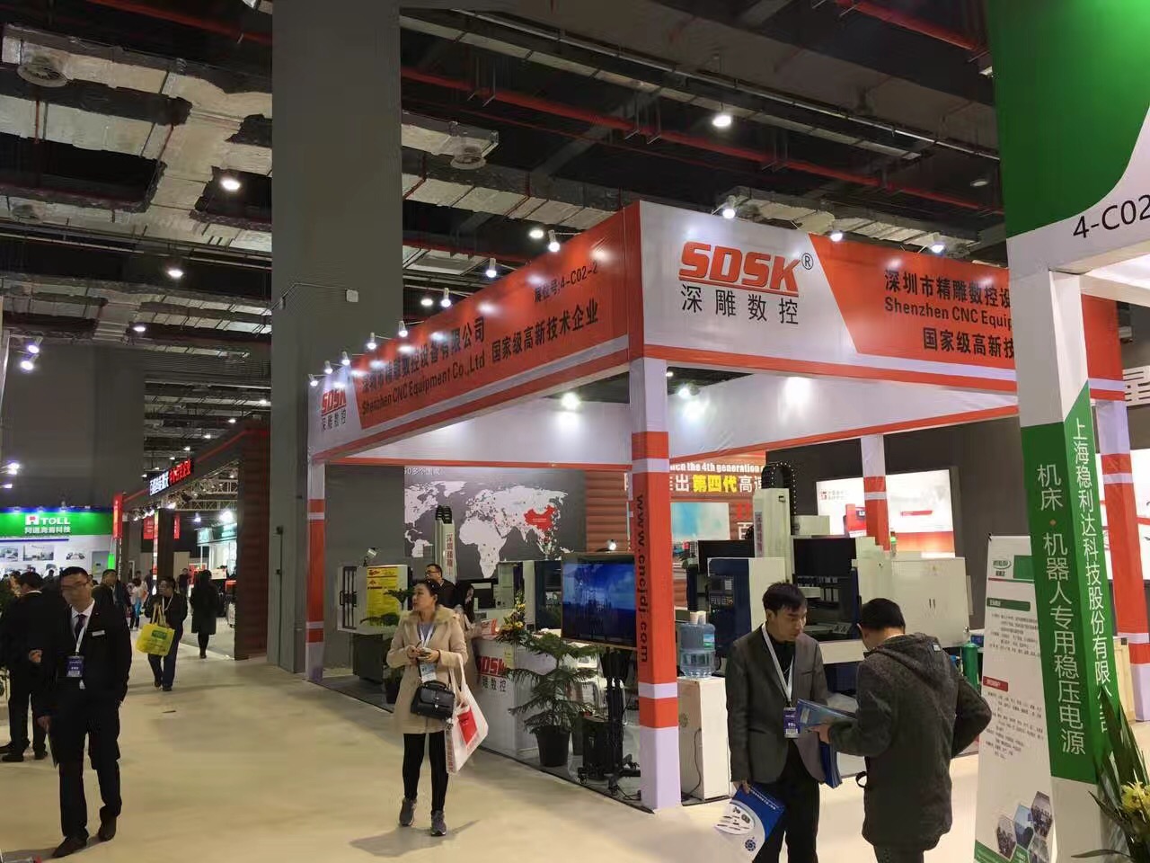 深圳精雕參加上海國際機床展會取得圓滿成功。展會上，公司主營機器，玻璃精雕機，大型精雕機，從外觀尺寸來講得到許多客戶的贊譽和認可。